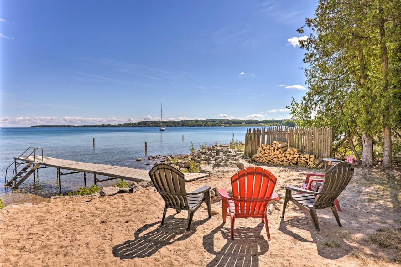 Quaint Studio With Shared Beach Walk To Suttons Bay Exterior foto