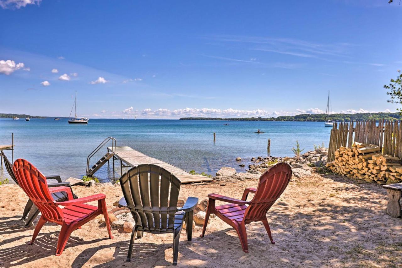 Quaint Studio With Shared Beach Walk To Suttons Bay Exterior foto