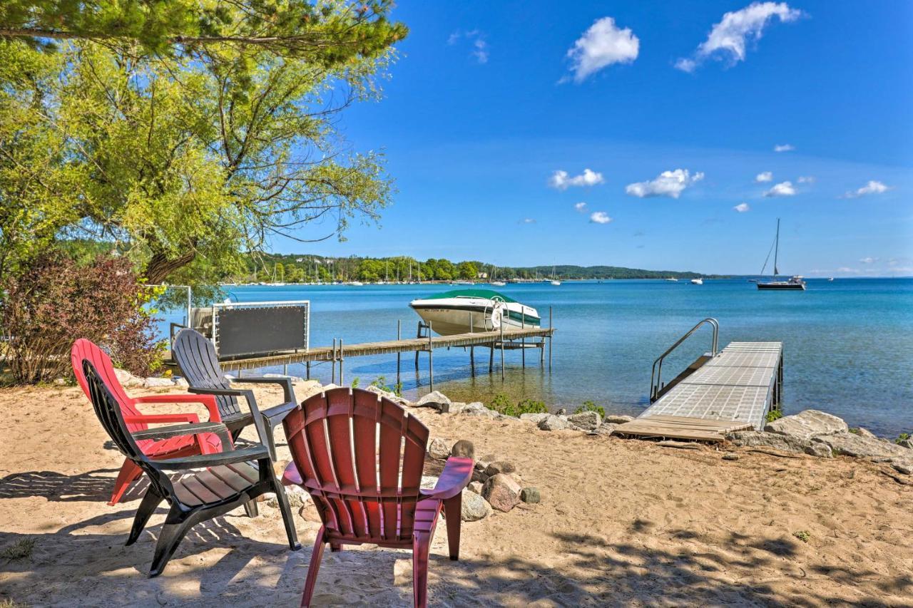 Quaint Studio With Shared Beach Walk To Suttons Bay Exterior foto